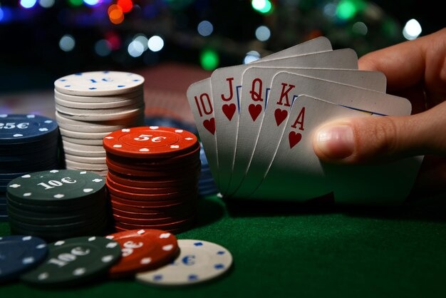 Poker table interface on aviantogel showing hand rankings and pot